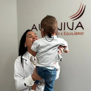 Fonoaudióloga da Audiviva com bebê usuário de aparelho auditivo