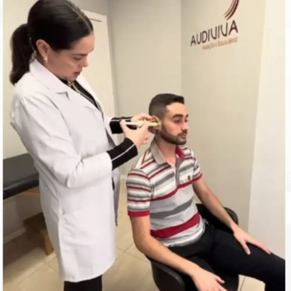 Fonoaudióloga da Audiviva examinando o ouvido de um paciente