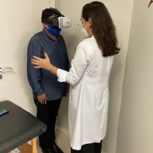 Paciente em reabilitação vestibular com óculos de realidade virtual
