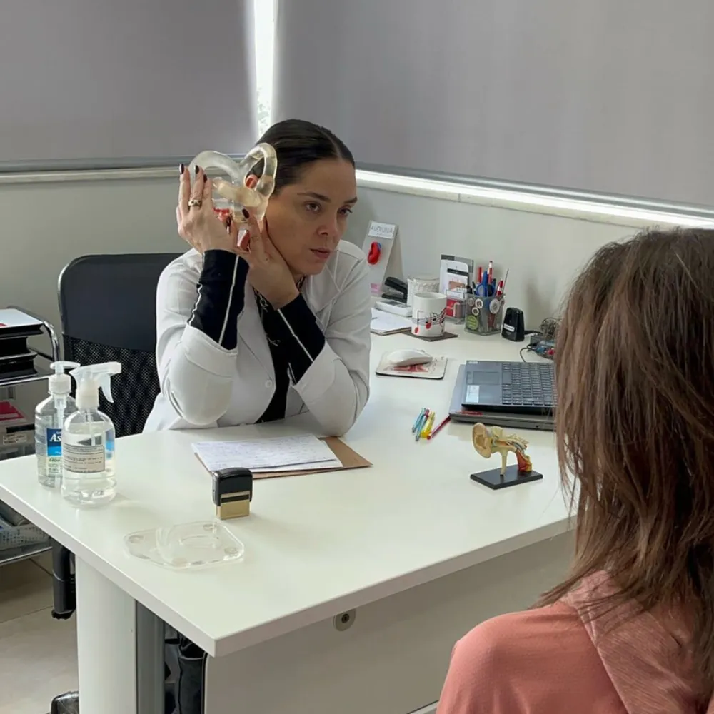 Fonoaudióloga avaliando paciente com tontura na Audiviva