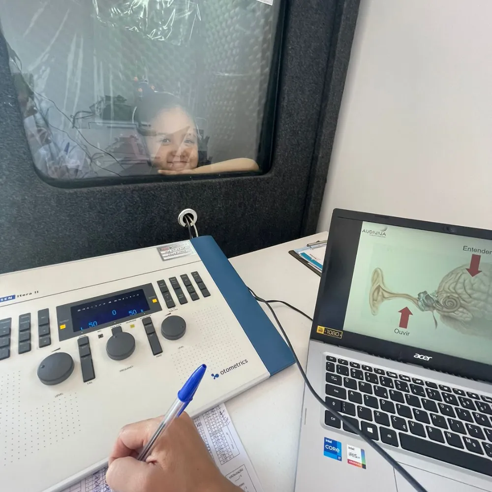 Fonoaudióloga aplicando teste de processamento auditivo central