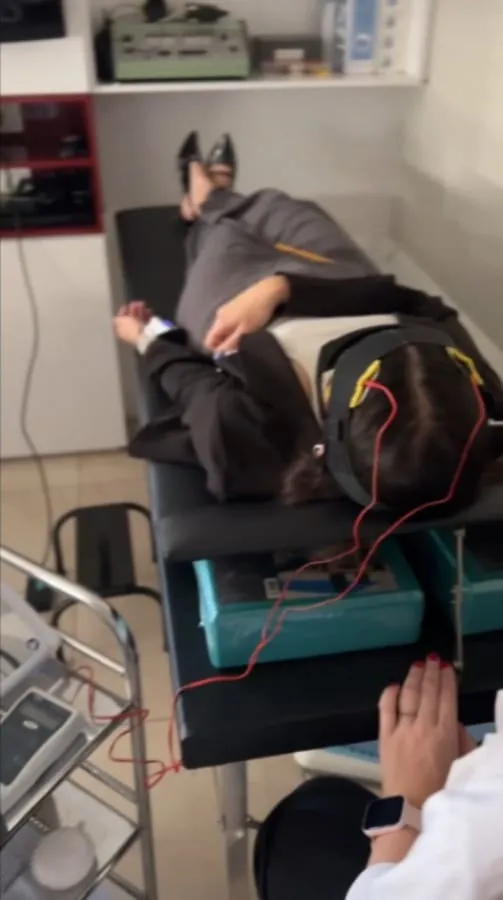 Paciente em sessão de estimulação elétrica (neuromodulação) na Audiviva