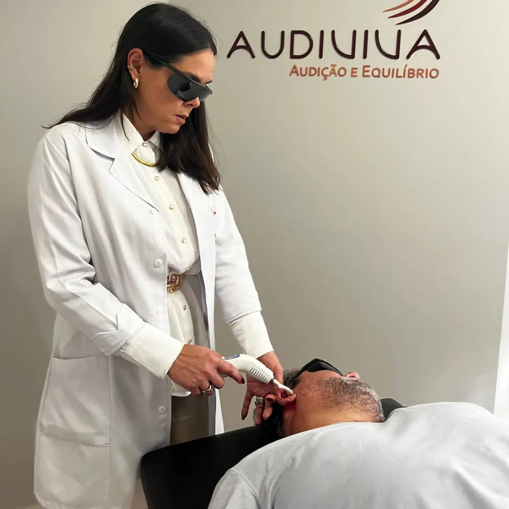 Fonoaudióloga aplicando laserterapia em paciente na Audiviva
